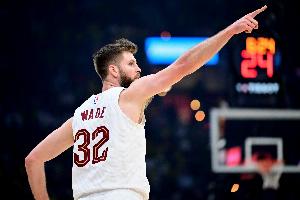 队记：迪恩·韦德热身时疑似扭伤了脚踝 目前不清楚伤势程度