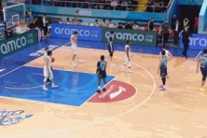 不满判罚！福建主帅凯撒突然暴怒连吃两T被驱逐