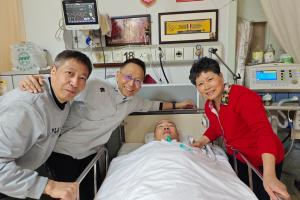 点赞！詹俊探望患病利物浦球迷：只要都保持健康，好日子就在前面