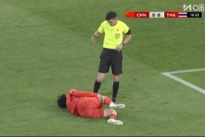 早早伤退！第20分钟王博豪因伤无法坚持比赛，李新翔替补上场