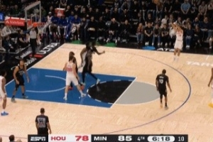 本场第几个了都？谢泼德外线超绝大空位三分继续打铁 自己很懊恼