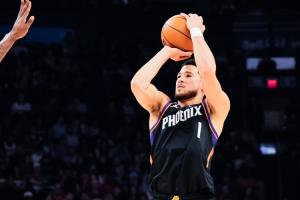 没什么欲望！布克半场4中2拿7分4助 正负值-7