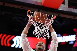 外线哑火！扬布拉德17投仅5中拿到15分 三分10中1