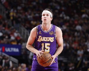 外线哑火！里夫斯半场8投仅2中拿到7分5助3断 三分3中0