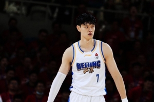 媒体人：雷蒙因伤休息一周 曾凡博还是膝盖的问题&近期不会打