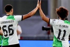 阿诺德社媒晒合照致敬萨拉赫：真是一段非凡的旅程，兄弟