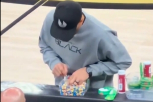 小学生爱吃糖！勇士对篮网时库里在场边偷偷藏糖果