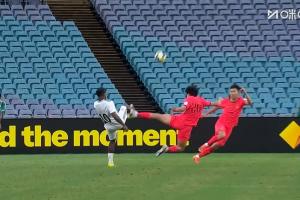 危险！身背一黄的徐彬亮鞋底飞踹对手，裁判没出牌引库拉索不满