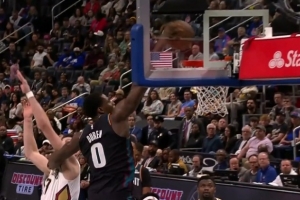 翻江倒海！杜伦冲击篮筐 起飞滑翔无视防守单臂炸筐