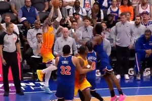 秀起来了！三球金鸡独立虚晃传球 格威空中不停球助迪亚巴特吃饼