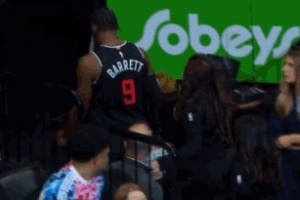 受伤了！巴雷特与锡安争抢篮板受伤 返回更衣室