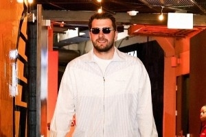 回归主场！湖人官推晒赛前入场照：到达现场