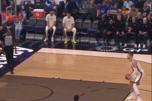 深陷伤病潮！比赛直播镜头扫过勇士板凳席 冷冷清清只剩两人