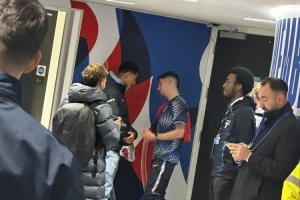 英格兰vs乌拉圭赛后，贝林厄姆与巴尔韦德在混合采访区聊天