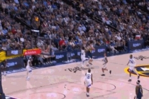 他会魔法吧！约基奇中场超远压哨三分球弹了三下入筐