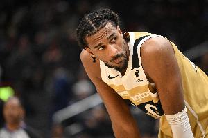 强行下班！萨尔10中3仅拿到8分9板3助1帽 两节半犯满离场