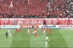 朝鲜角球发出，头球射门击中U23国足球员手臂，裁判无表示