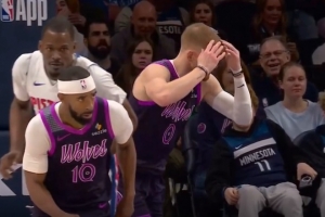 自己抱头懊恼！森林狼快攻3打1 迪文岑佐强上单臂滑翔扣篮扣飞