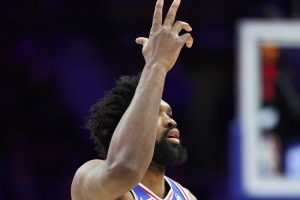 恩比德复出后的两场场均32分6板4.5助1.5帽 投篮55.6% 三分66.7%