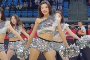 动感十足！！媒体人分享广州男篮主场啦啦队的舞蹈表演视频