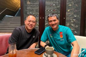 李平康合影邵佳一：新国足纪律严明，训练比赛酒店三点一线不外出