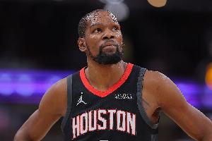 游刃有余！杜兰特半场9中5拿到12分4助  三分3中1