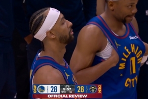 抢装备了！双方冲突中小佩顿直接扯掉纳吉头带