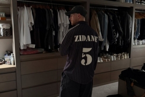 麦卡利斯特社媒晒日常照片：带娃、理发、身穿齐达内5号球衣