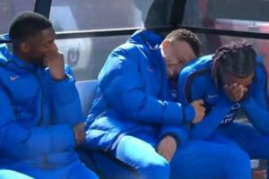 姆总笑嘻了！法国队员在替补席说笑，奥利塞捂脸姆巴佩笑出表情包