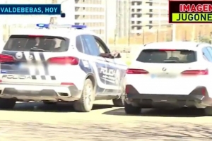 上班顺便追星！阿诺德停车签名影响交通，警方拦停他后训诫+合影