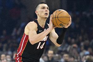 阿德巴约：希罗末节投进了几个关键球 我们都希望他有这样的时刻