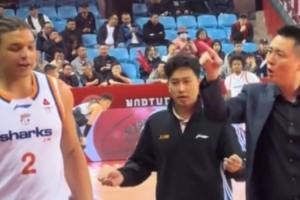 仅出战2分53秒！卢伟指着洛夫顿训话 后者进行回应&随后遭到DNP