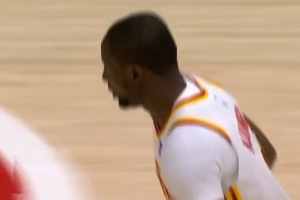 比身体素质我也不差！杰伦·布朗单打转身上篮 库明加钉板大帽！