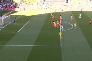 喀麦隆再次直塞打穿，刘浩帆不顾防守人全程举手示意越位