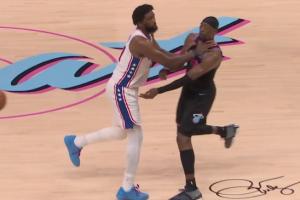 恩比德欲犯规不慎单手“扼”住阿德巴约喉咙 裁判吹罚为普通犯规