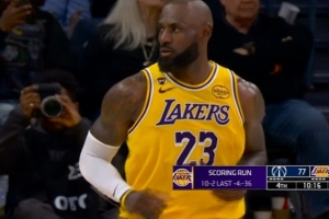 彻底花了！詹姆斯三分球再中 湖人一波10-2领先奇才20分