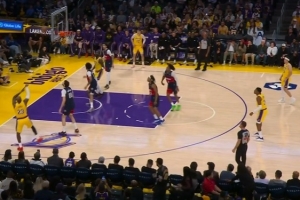 开场状态不错！詹姆斯滑翔拉杆上篮&翻身跳投得分