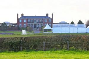 宠妻！太阳报独家：鲁尼为给妻子庆生，在2000万镑豪宅花园搭帐篷