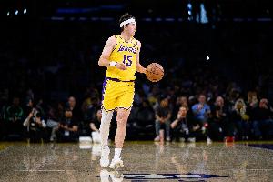 季后赛要接受考验了！里夫斯16中6得19分6板4助2断1帽 三分9中2