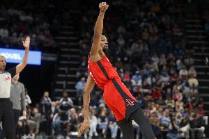 准且全能！杜兰特半场10中7高效砍下18分5板4助1帽 首节独得13分