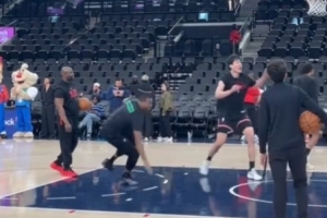 身体对抗有提升？杨瀚森赛前热身时撞倒黑人助教