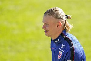 太阳报：哈兰德在国际比赛日期间飞巴塞罗那，拜访名医