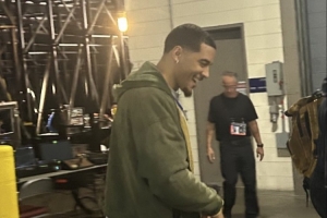 差点不敢认！索汉深色寸头新造型 与其标志性彩色爆炸头相差甚远