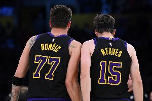 卢卡：我肯定还有更多能耐但有时不想扣篮 就是想让里夫斯赢一回