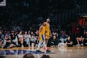 父子同框！詹姆斯社媒晒比赛照：好好享受这一刻！