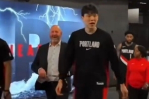 在说啥？被DNP后杨瀚森和球队总经理克罗宁拥抱热聊