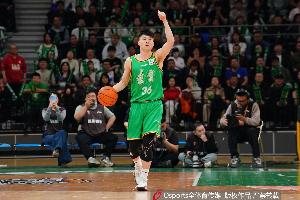 有点陌生！鄢手骐半场4中4高效拿下10分1板1助1断 全队唯一上双