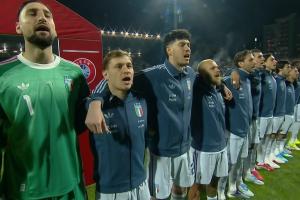 今夜一战定乾坤！赛前意大利众将以及加图索、布冯高唱国歌