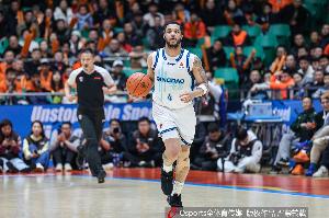 全靠你俩！半场韦瑟斯庞12中7砍下16分3助 米奇7中6砍14分4板2帽