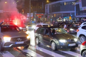 欢庆出线！波黑球迷街头庆祝晋级世界杯正赛